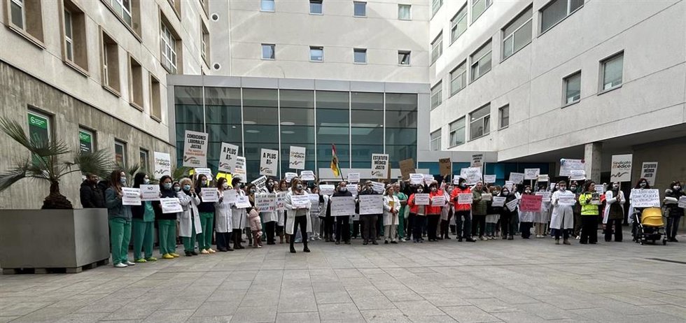 Archivo - Concentración de médicos frente al Hospital San Pedro