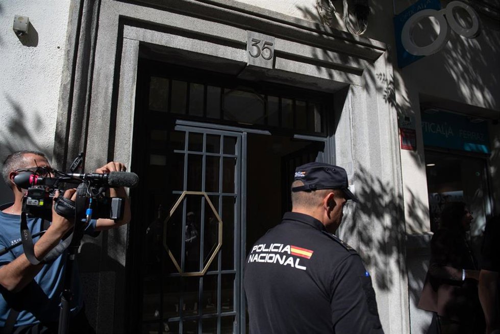 Un agente de la Policía Nacional en la oficina del expresidente del Gobierno José Luis Rodríguez Zapatero en la calle de Ferraz