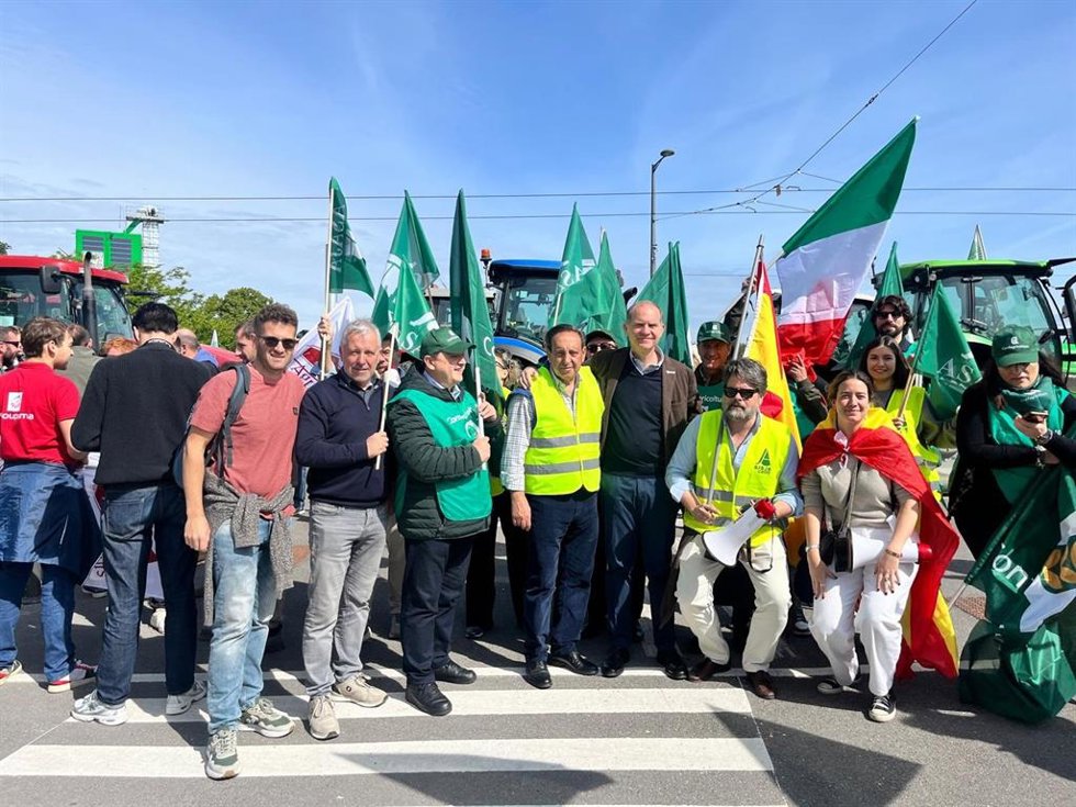 El presidente de UAGN, Félix Bariáin, y Pello Sarratea, miembro del Consejo Europeo de los Jóvenes Agricultores (CEJA), en una movilización en Estrasburgo (Francia) contra el coste de los fertilizantes.