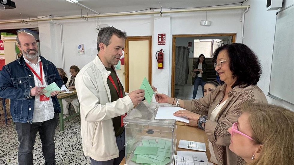 Julio Millán vota durante las elecciones andaluzas del pasado domingo.