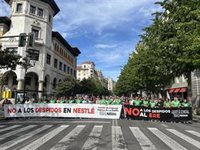 Un centenar de trabajadores de Nestlé protesta en Santander contra ERE y pide mesa para un acuerdo