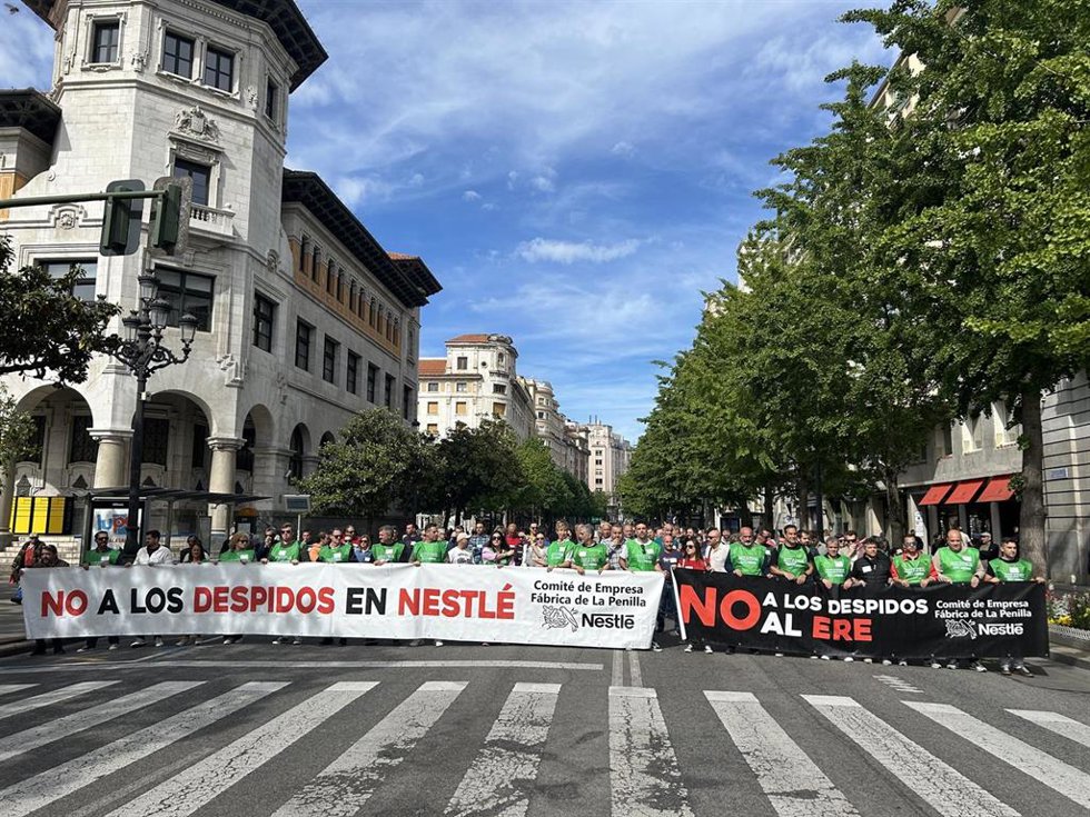 Los trabajadores de Nestlé se concentran frente a la Delegación contra el ERE.
