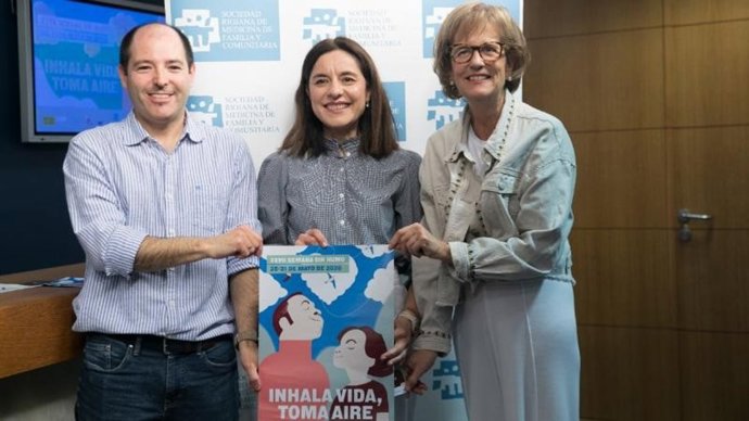 La directora general de Salud Pública, Consumo, Eva Martínez; la gerente de Atención Primaria, Begoña Ganuza, y el presidente de la Sociedad Riojana de Medicina de Familia y Comunitaria de La Rioja (SRMFyC), Miguel Azofra, presentan Semana sin humo