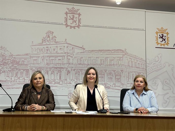 La concejala de Fiestas de León, Camino Orejas (centro), ha realizado este martes un avance de la programación de las Fiestas de San Juan y San Pedro.