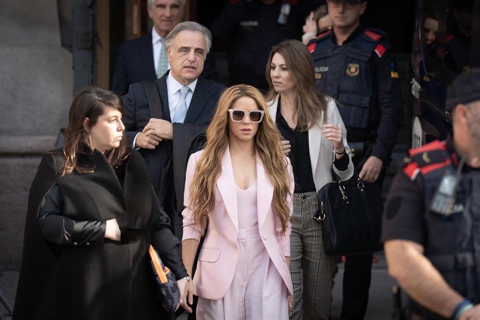 Archivo - La cantante Shakira (c), junto a sus abogados, Pau Molins (3i), Miriam Company (5i), a su salida del juzgado el día que comenzó su juicio en Barcelona