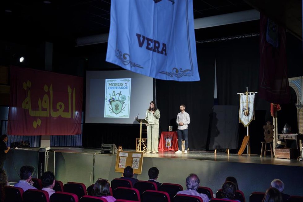 La diputada Almudena Morales interviene en la gala de presentación de la XIII edición de Moros y Cristianos de Vera (Almería) en el Cine Teatro Municipal Regio.