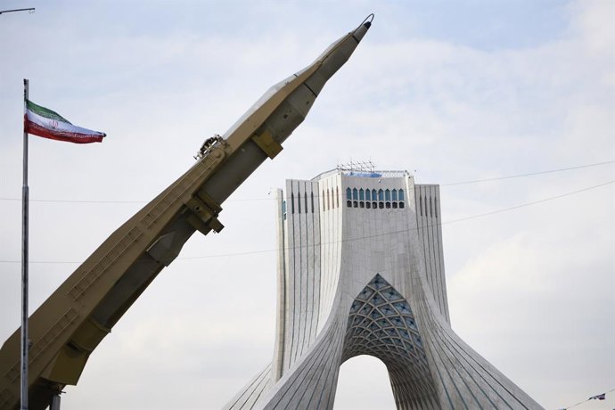 Archivo - Arxiu - Un míssil d'Iran amb el monument Azadi de fons durant una desfilada a Teheran amb motiu de l'aniversari de la Revolució Islàmica del 1979 (arxiu)