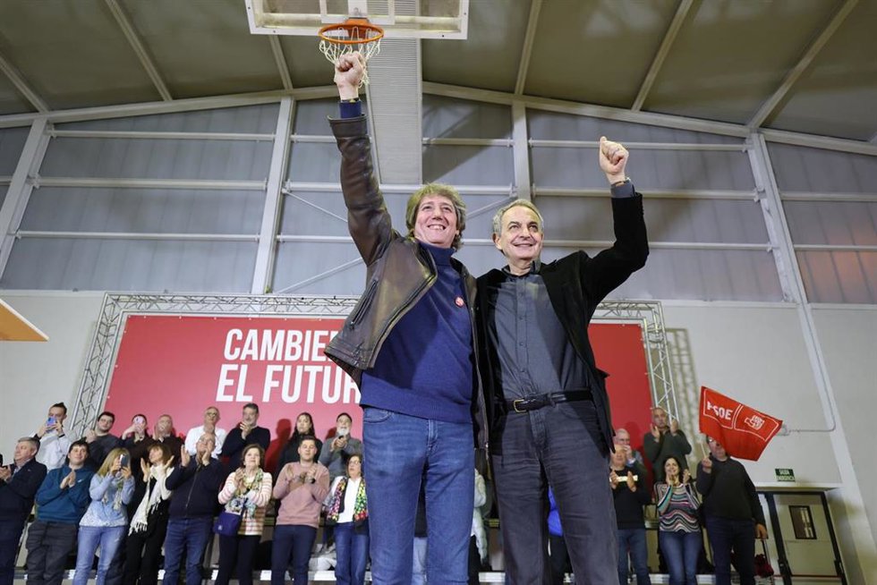 Archivo - El candidato del PSOE, Carlos Martínez (i) y el expresidente del Gobierno José Luis Rodríguez Zapatero (d), durante un acto público, en el Pabellón Luis Vives, a 6 de marzo de 2026, en León.