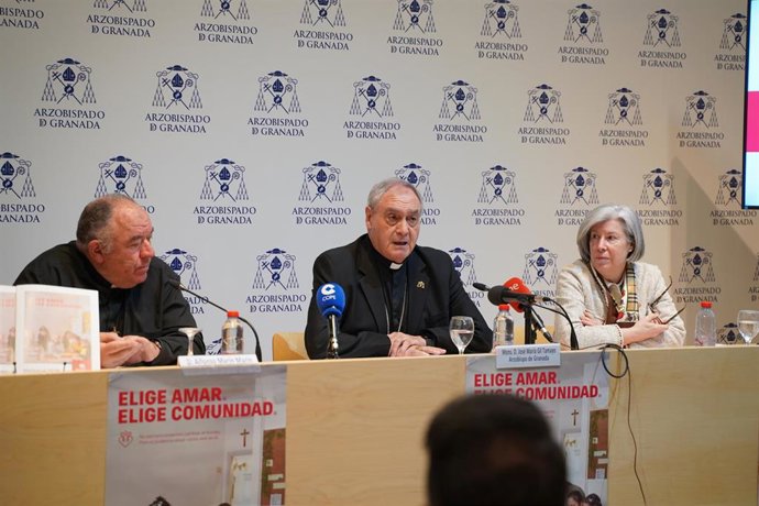 El arzobispo de Granada, Jose María Gil Tamayo; el delegado episcopal de Cáritas Granada, Alfonso Marín; y la directora de Cáritas Granada, Luisa María maeso, han presentado la Memoria Anual de Actividades de Cáritas Granada.