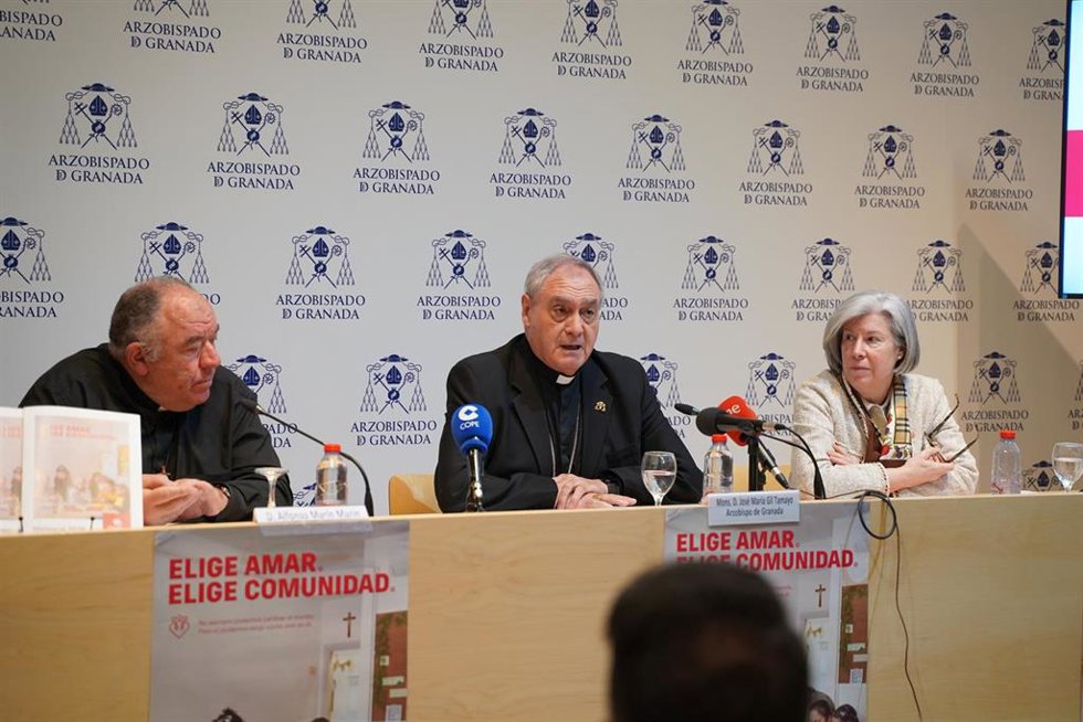 El arzobispo de Granada, Jose María Gil Tamayo; el delegado episcopal de Cáritas Granada, Alfonso Marín; y la directora de Cáritas Granada, Luisa María maeso, han presentado la Memoria Anual de Actividades de Cáritas Granada.