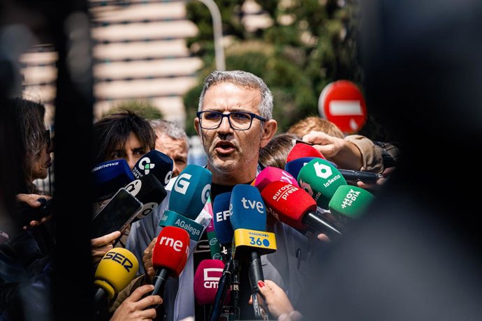 O representante do CSIF no Hospital Gómez Ulla, José García, fala com a imprensa em frente ao Hospital Gómez Ulla, em 11 de maio de 2026, em Madri (Espanha). García alertou para a iminente demissão de 200 trabalhadores temporários no hospital