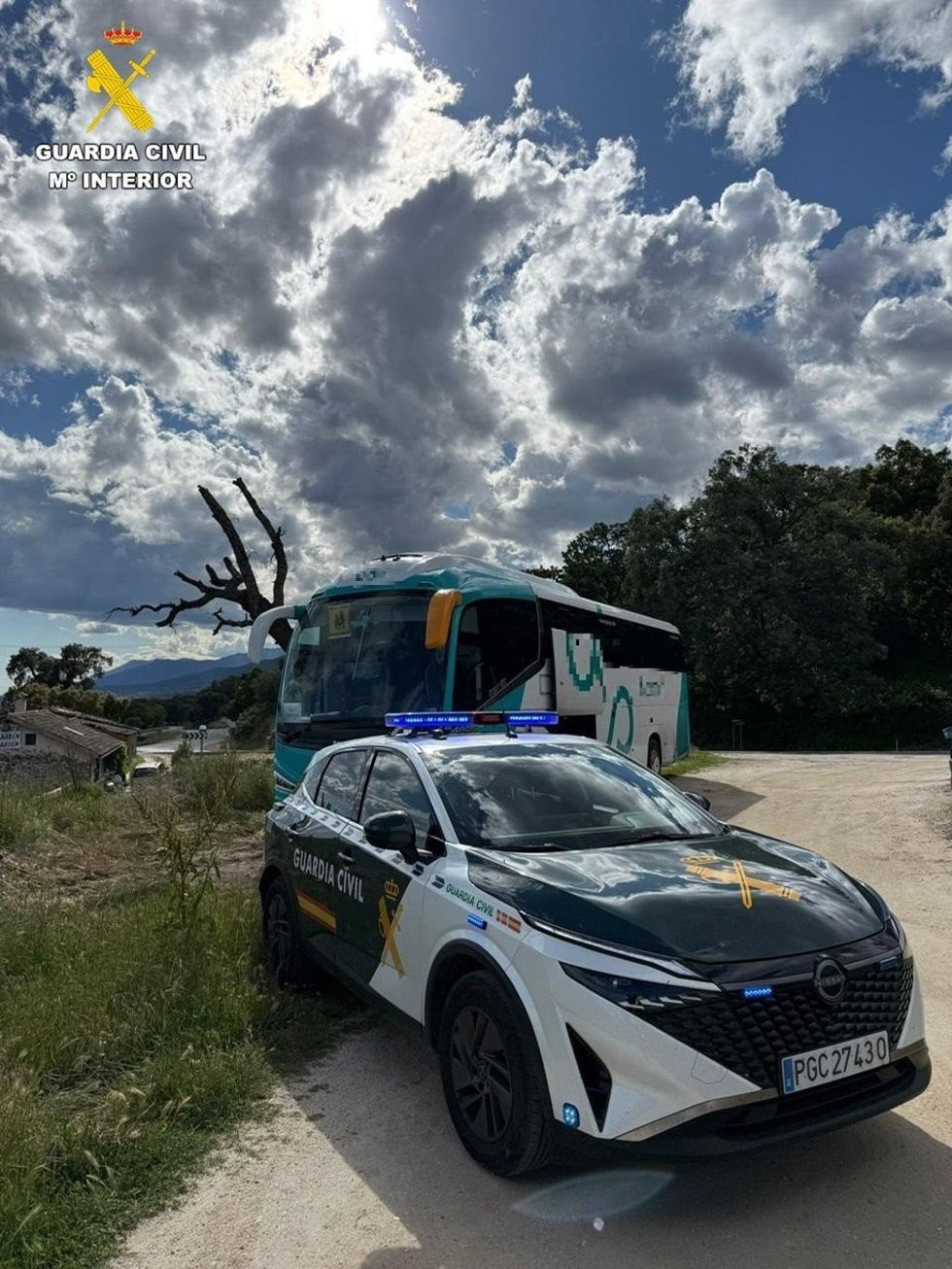 Autobús interceptado por la Guardia Civil.