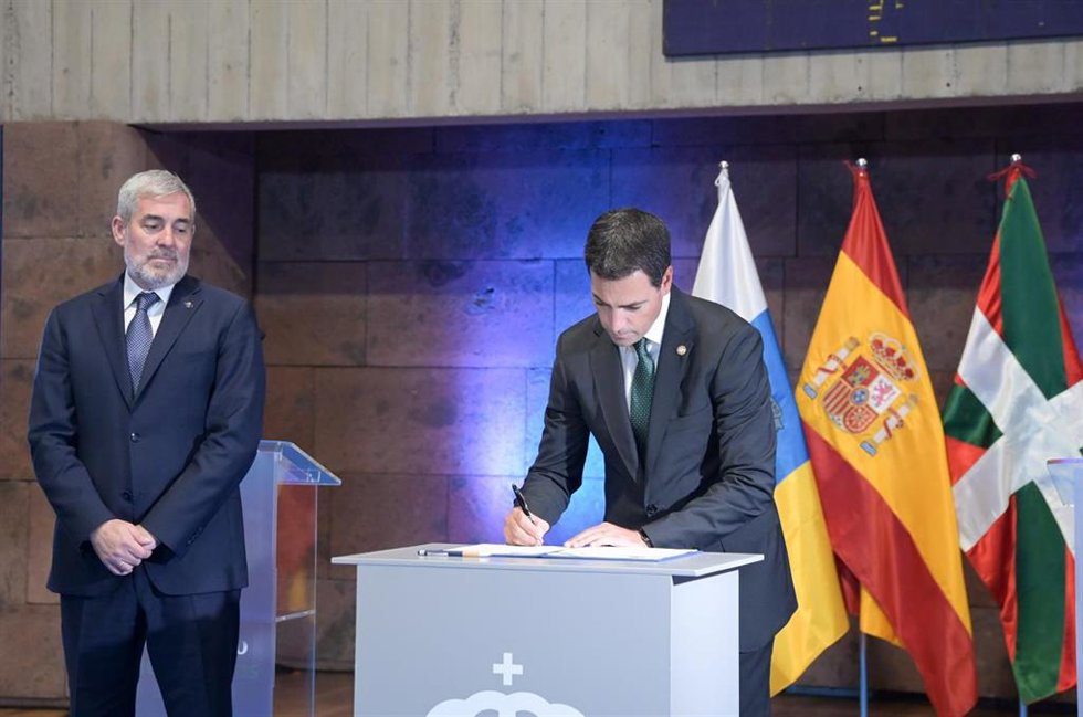 Archivo - El presidente del Gobierno de Canarias, Fernando Clavijo (i), y el Lehendakari, Imanol Pradales (d)