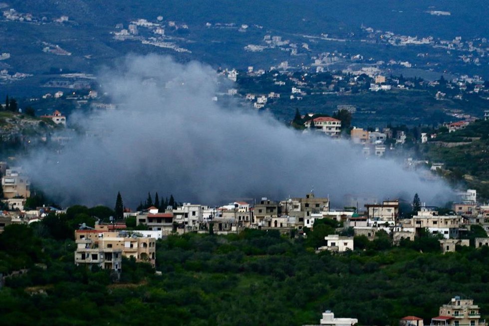Columna de humo tras un bombardeo del Ejército de Israel contra Bnaaful, en el sur de Líbano (archivo)