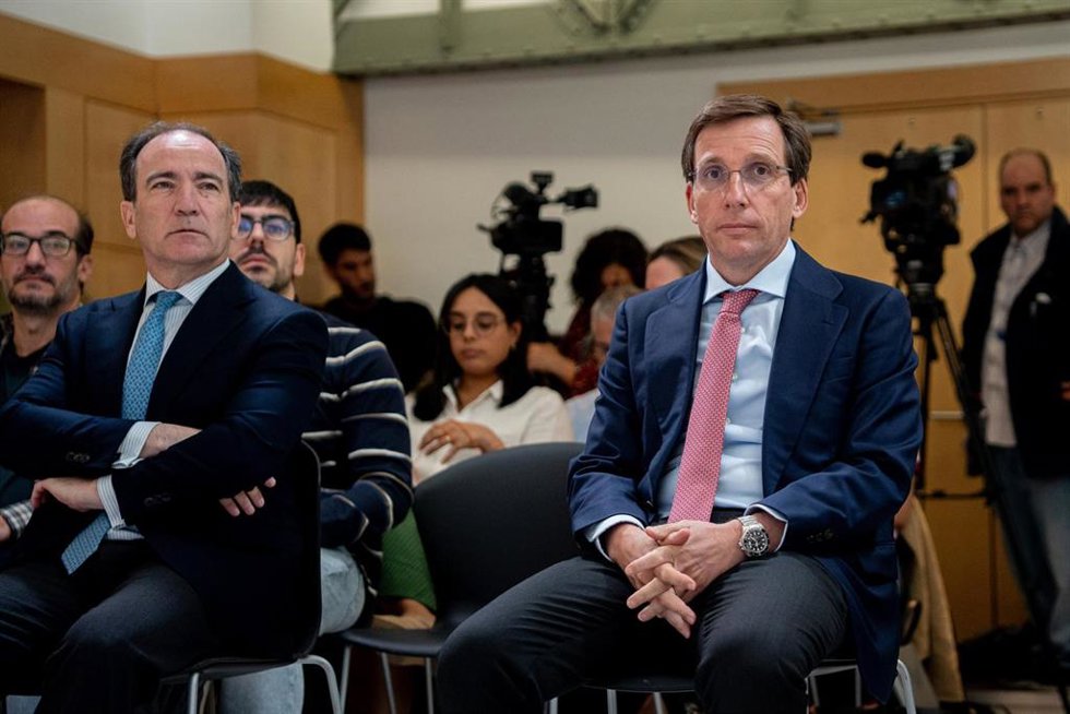 El alcalde de Madrid, José Luis Martínez-Almeida (d), junto al delegado de Área de Gobierno de Urbanismo, Medio Ambiente y Movilidad, Borja Carabante (i), en la antesala del Pleno del Palacio de Cibeles