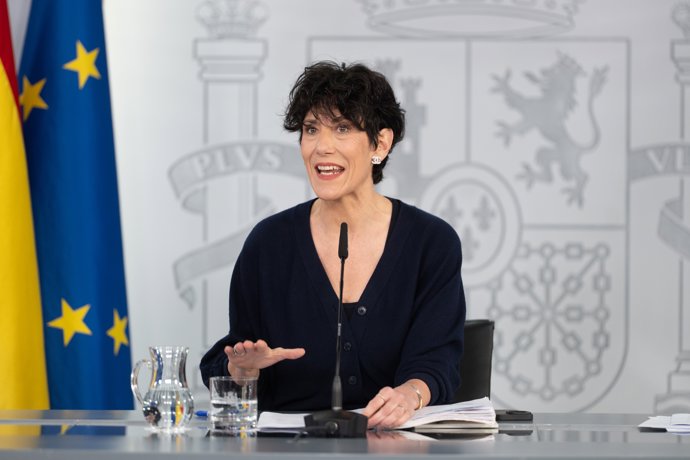 La ministra de Inclusión, Seguridad Social y Migraciones y portavoz del Gobierno, Elma Saiz, interviene durante la rueda de prensa posterior al Consejo de Ministros, a 19 de mayo de 2026, en Madrid (España).