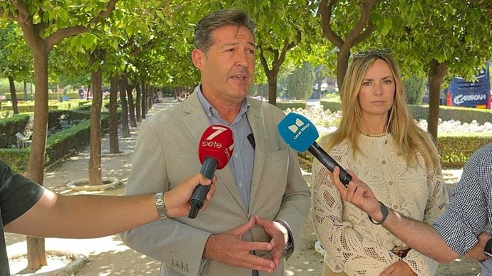 El portavoz y la viceportavoz del grupo municipal de Vox, Antonio Alcázar y Yolanda Gómez, respectivamente.