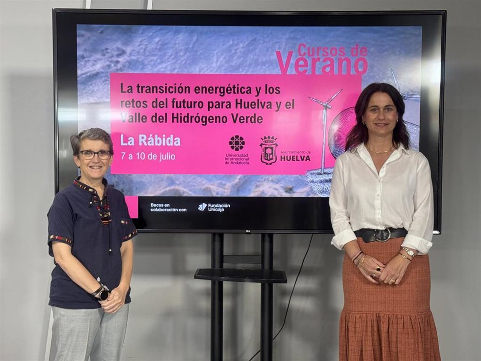 La directora de La Rábida, María de la O Barroso (izquierda),  y la teniente de alcaldesa y codirectora del curso, Adela de Mora.