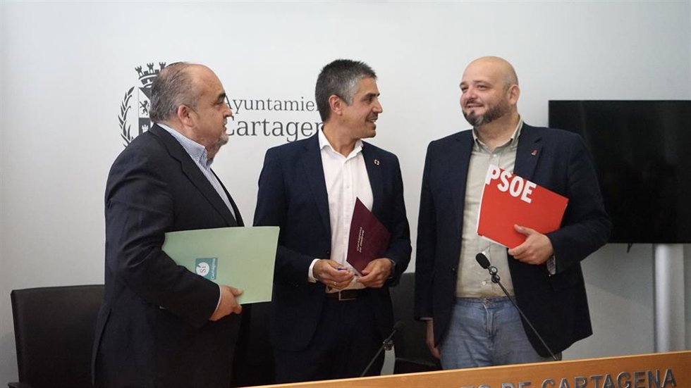 El portavoz del Grupo Municipal MC Cartagena, Jesús Giménez Gallo, y sus homólogos Manolo Torres, del PSOE, y Juan Pedro Torralba, de Sí Cartagena, durante la rueda de prensa conjunta de este martes