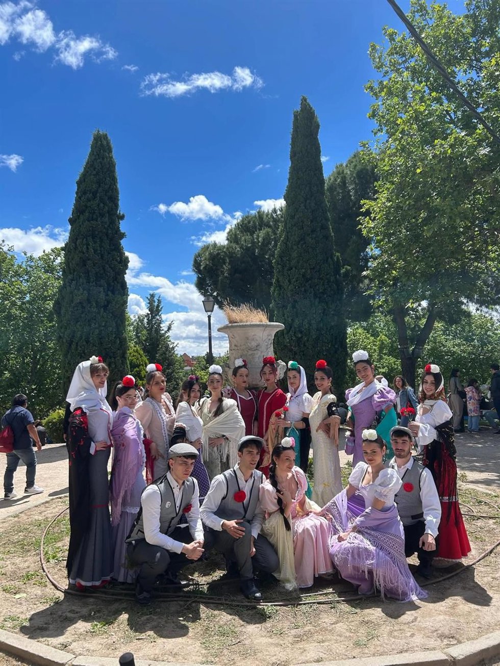 Integrantes del Movimiento Mazo de Madrid después de la charanga celebrada en la Pradera de San Isidro el 15 de mayo.