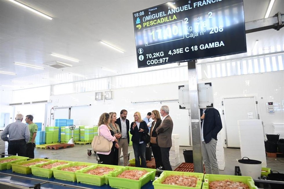 El delegado de la Junta en Granada, Antonio Granados, y la delegada territorial de Agricultura, Pesca y Articulación del Territorio, Carmen Lidia Reyes, han visitado la lonja y la sede de la Cofradía de Pescadores, la OPP-85 y el Galpa Alborán en Motril