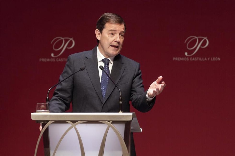 El  presidente de la Junta, Alfonso Fernández Mañueco, preside el acto de entrega de los Premios Castilla y León 2025, a 21 de abril de 2026, en Valladolid, Castilla y León (España). Los premios, entregados anualmente, reconocen la labor de aquellas perso