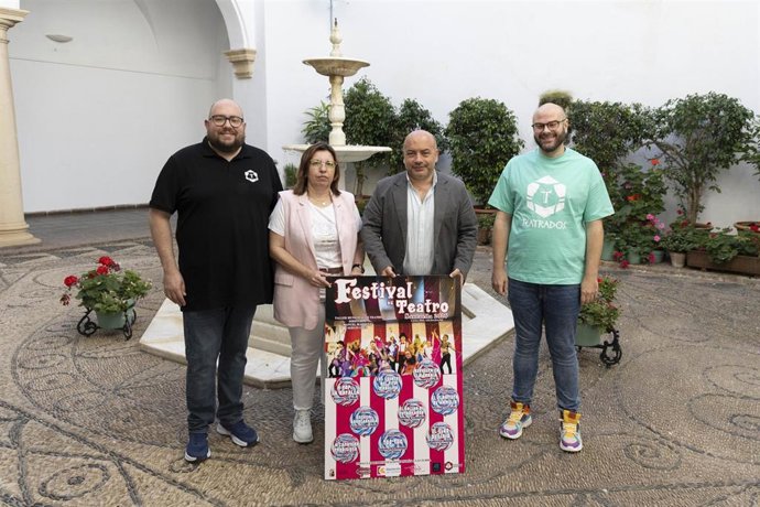El delegado de Cultura de la Diputación de Córdoba, Gabriel Duque (segundo por la dcha.), en la presentación del Festival de Teatro de Santaella.