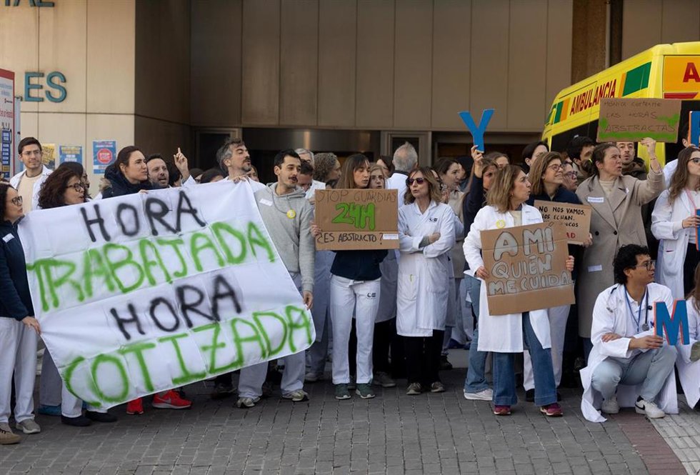 Archivo - Varias personas durante una concentración, frente al Hospital Universitario de Móstoles