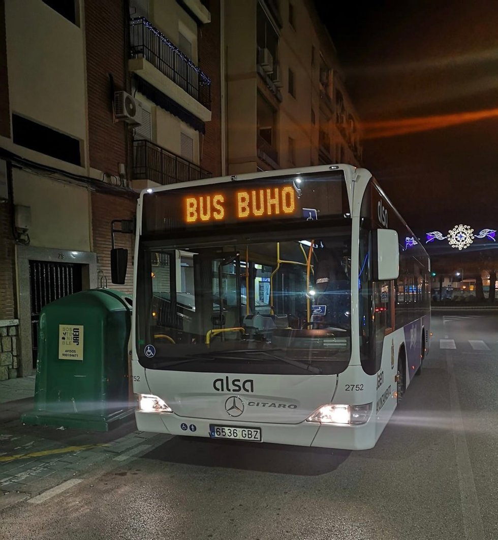 Archivo - Autobús urbano del servicio Búho.