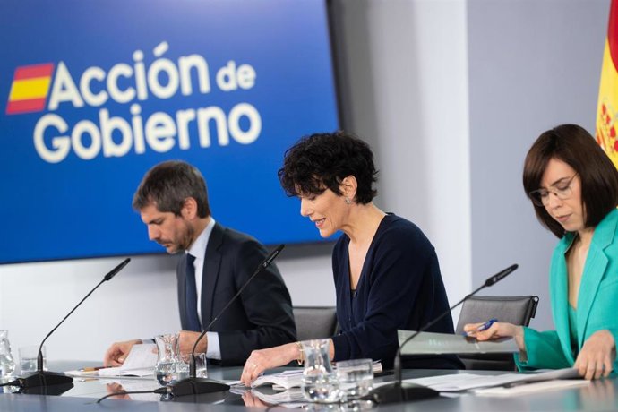 (I-D) El ministro de Cultura, Ernest Urtasun; la ministra de Inclusión, Seguridad Social y Migraciones y portavoz del Gobierno, Elma Saiz.