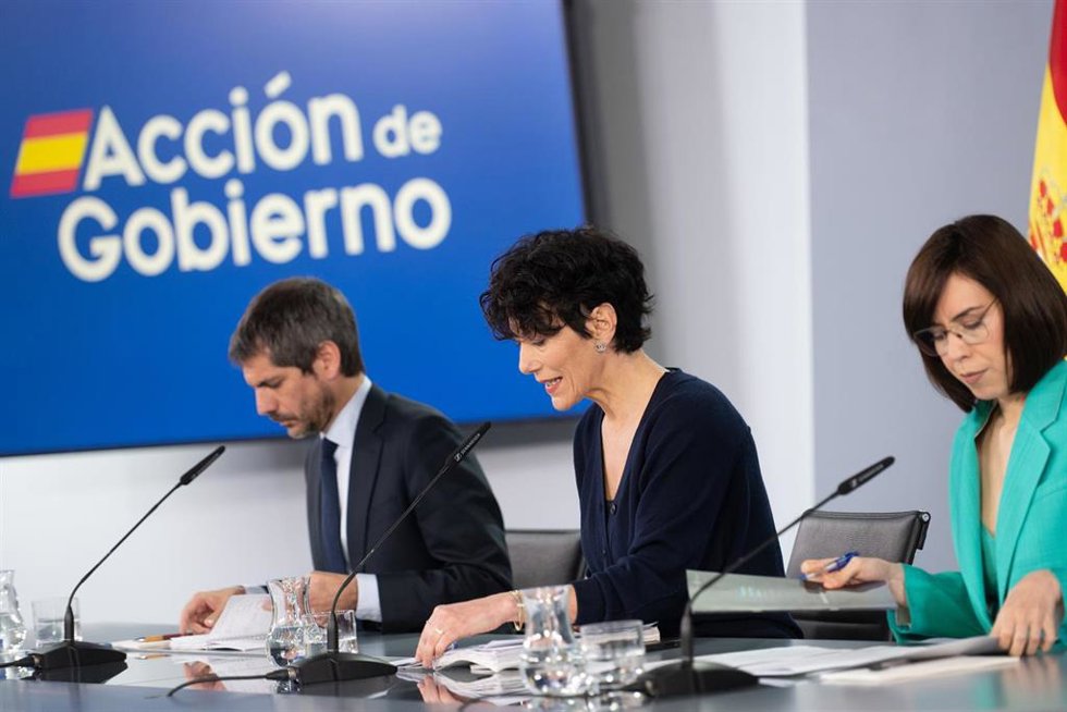 (I-D) El ministro de Cultura, Ernest Urtasun; la ministra de Inclusión, Seguridad Social y Migraciones y portavoz del Gobierno, Elma Saiz.