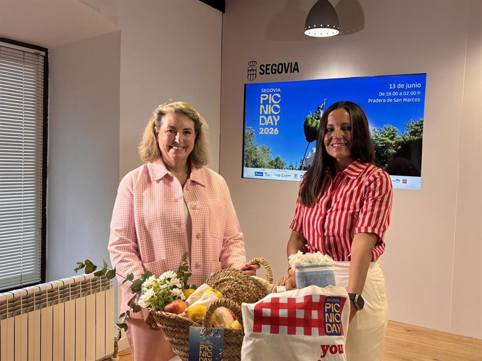 La concejal de turismo, May Escobar, y la directora de Fundación Caja Rural, Beatriz Serrano.