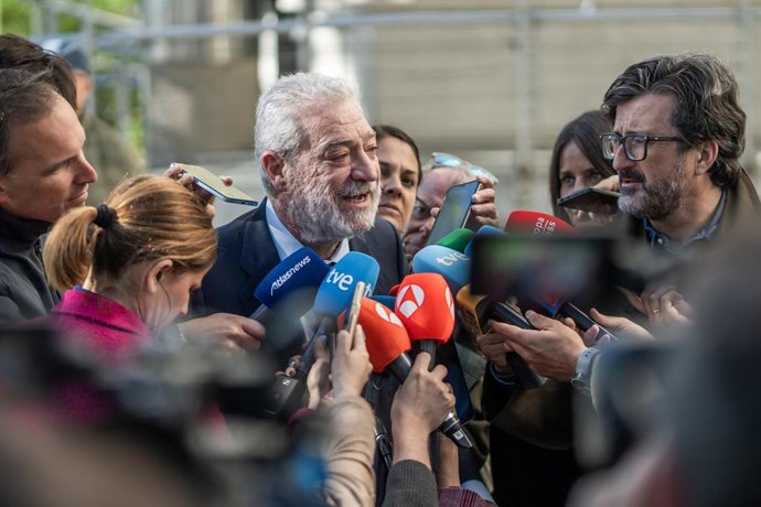 El jefe de Gabinete de Ayuso, Miguel Ángel Rodríguez, atiende a los medios a su salida a los Juzgados de Plaza Castilla, a 6 de mayo de 2026, en Madrid (España). 