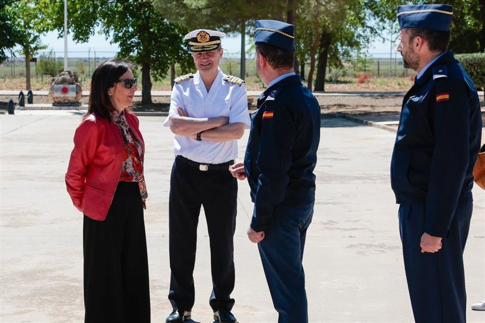 La ministra de Defensa, Margarita Robles, durante su visita el EVA 2 de Villatobas.
