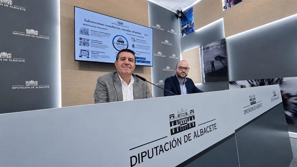 El presidente de la Diputación, Santi Cabañero, y el vicepresidente, Fran Varela, en rueda de prensa.