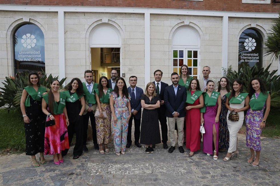 Archivo - Foto de familia tras el acto de graduación del Máster en Tecnología Educativa.