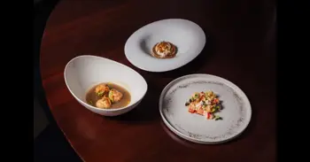 De Alfonso XII a Felipe VI: un viaje gastronómico por la historia de la Monarquía frente al Palacio Real de Madrid