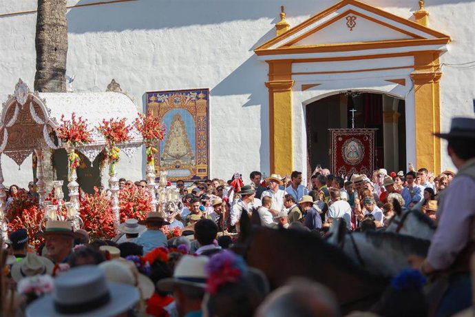 Archivo - Una de las hermandades del Rocío durante su presentación en Villamanrique, en la Romería del pasado año.