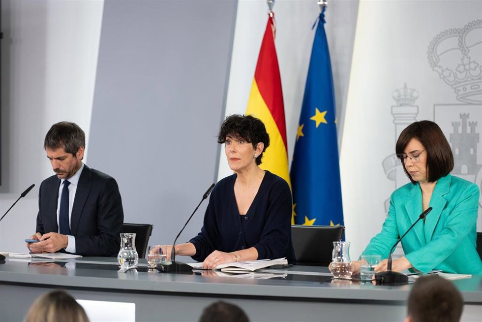 (I-D) El ministro de Cultura, Ernest Urtasun; la ministra de Inclusión, Seguridad Social y Migraciones y portavoz del Gobierno, Elma Saiz; y la ministra de Ciencia, Innovación y Universidades, Diana Morant; durante la rueda de prensa posterior al Consejo 