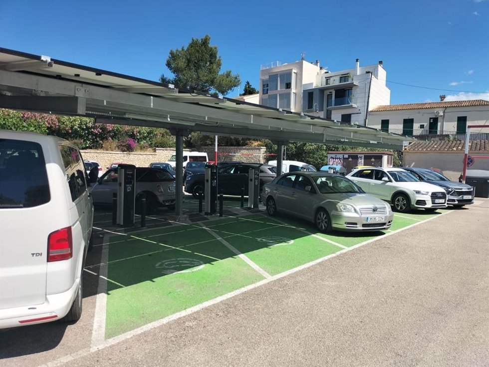 El aparcamiento de Teodor Canet en Port d'Alcúdia incorpora 12 plazas de recarga de vehículos eléctricos.