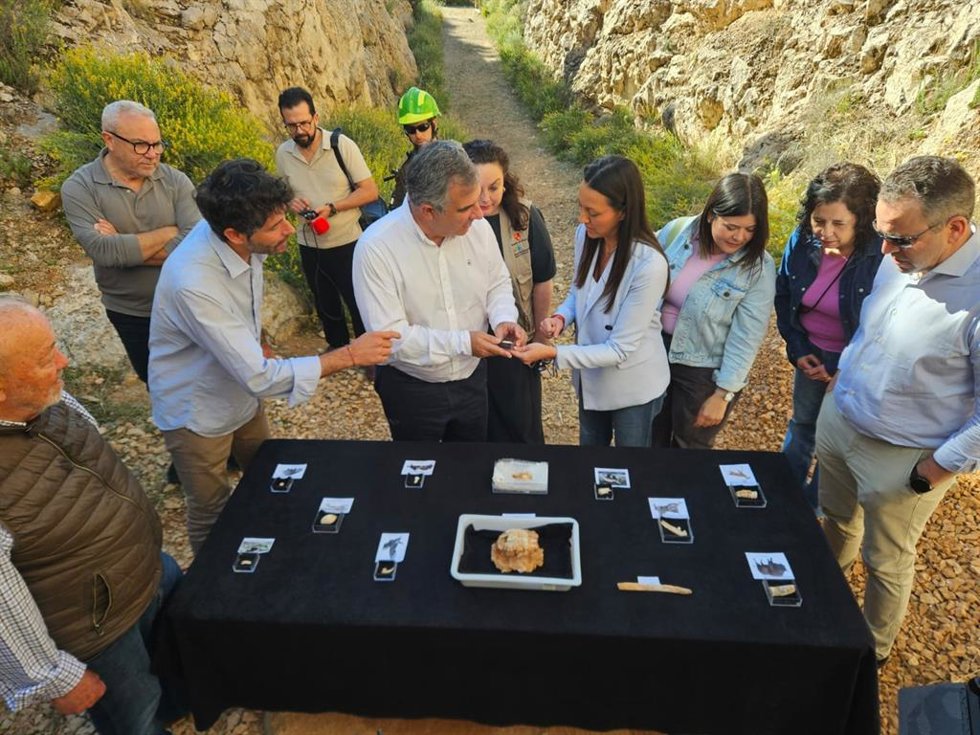 El consejero de Medio Ambiente, Universidades, Investigación y Mar Menor, Juan María Vázquez, la consejera de Turismo, Cultura, Juventud y Deportes, Carmen Conesa, y el alcalde de Abanilla, José Antonio Blasco, observan los últimos hallazgos