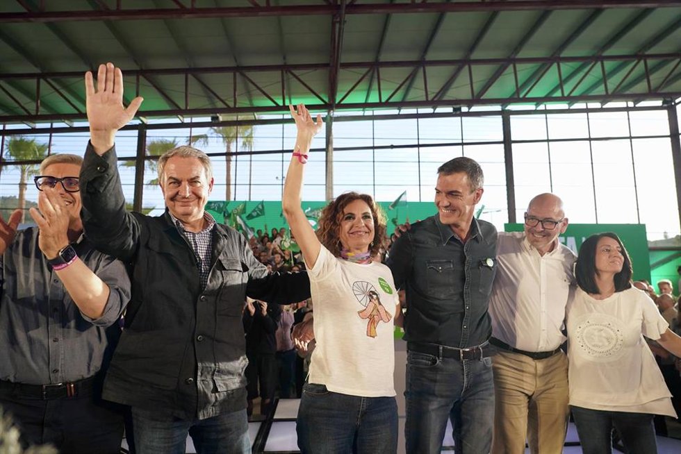 El presidente del Gobierno, Pedro Sánchez (3d), junto al expresidente del Gobierno, José Luis Rodríguez Zapatero (2i) y la secretaria general del PSOE-A y candidata a la Presidencia de la Junta, María Jesús Montero, en Cártama