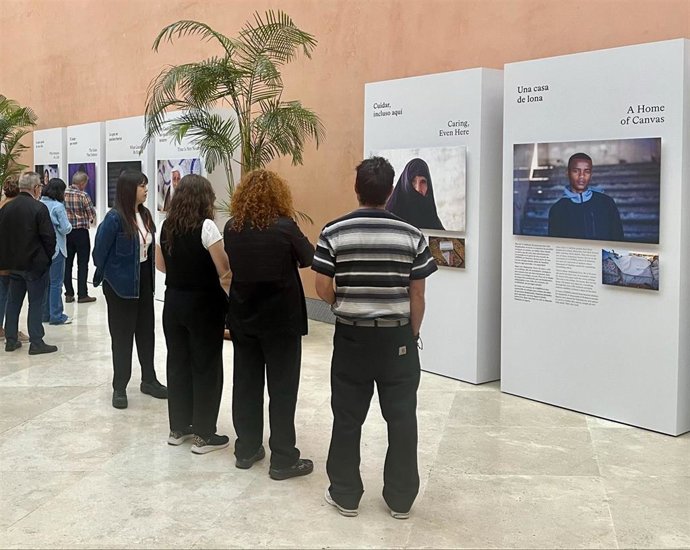 Visitantes observan la exposición 'Gaza, donde la vida resiste'.