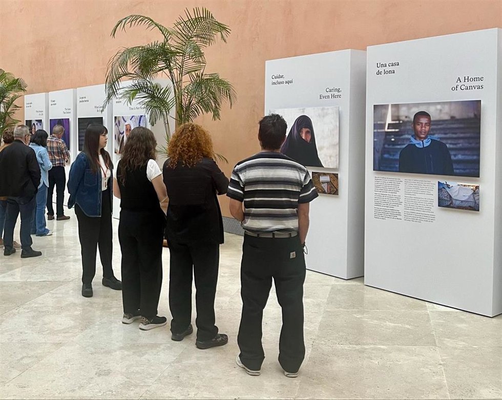 Visitantes observan la exposición 'Gaza, donde la vida resiste'.