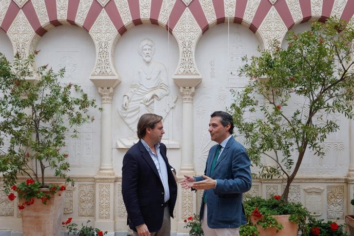 José María Bellido habla con Antonio Repullo.