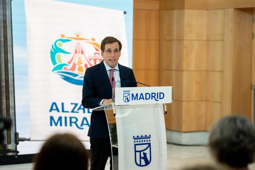 El alcalde de Madrid, José Luis Martínez-Almeida, presenta en la antesala del Pleno del Palacio de Cibeles la imagen institucional que lucirá la capital durante la próxima visita oficial del papa León XIV, a 19 de mayo de 2026, en Madrid (España). El proy