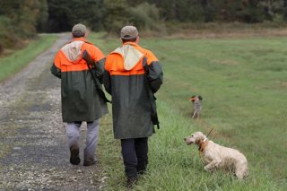 Archivo - Cazadores el primer día de la temporada de caza en Labrada, Abadín, a 19 de octubre de 2025