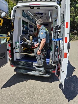 El hombre en la ambulancia junto a un guardia civil.