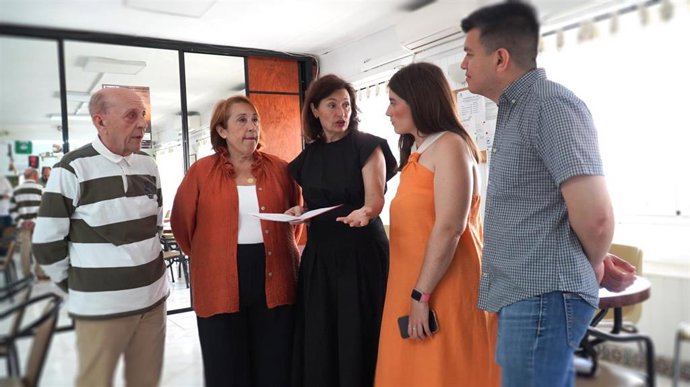 Las concejalas del PSOE Rosa del Mar Rodríguez y Carmen Martín durante una reunión con la directiva de la organización Área Alcoholismo