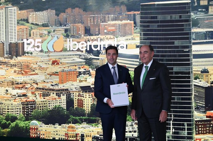 El Lehendakari, Imanol Pradales (i), y el presidente ejecutivo de Iberdrola, Ignacio Sánchez Galán (d), presiden la celebración del 125 aniversario de la fundación de la compañía energética, a 19 de mayo de 2026, en Bilbao, País Vasco (España). El acto in